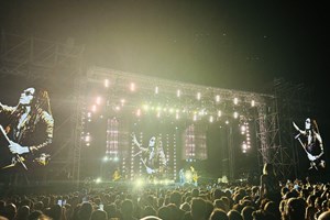 Στο video clip του Honey, ο Lenny Kravitz στάζει μέλι - εικόνα 4