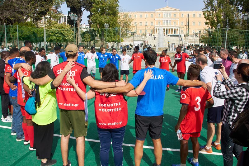 κόσμος του περιοδικού σχεδία αγκαλιασμένος στο Σύνταγμα