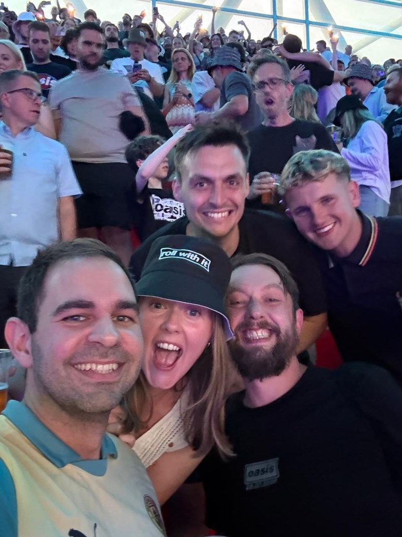Φωτογραφία με μια παρέα αγνώστων στη συναυλία των Oasis