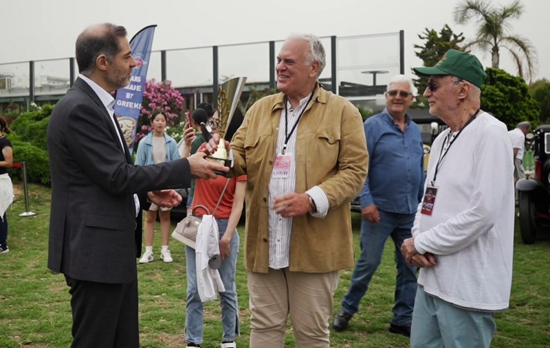 Απονομή στον Νίκο Θεολόγο, για το πρώτο ελληνικό αυτοκίνητο.