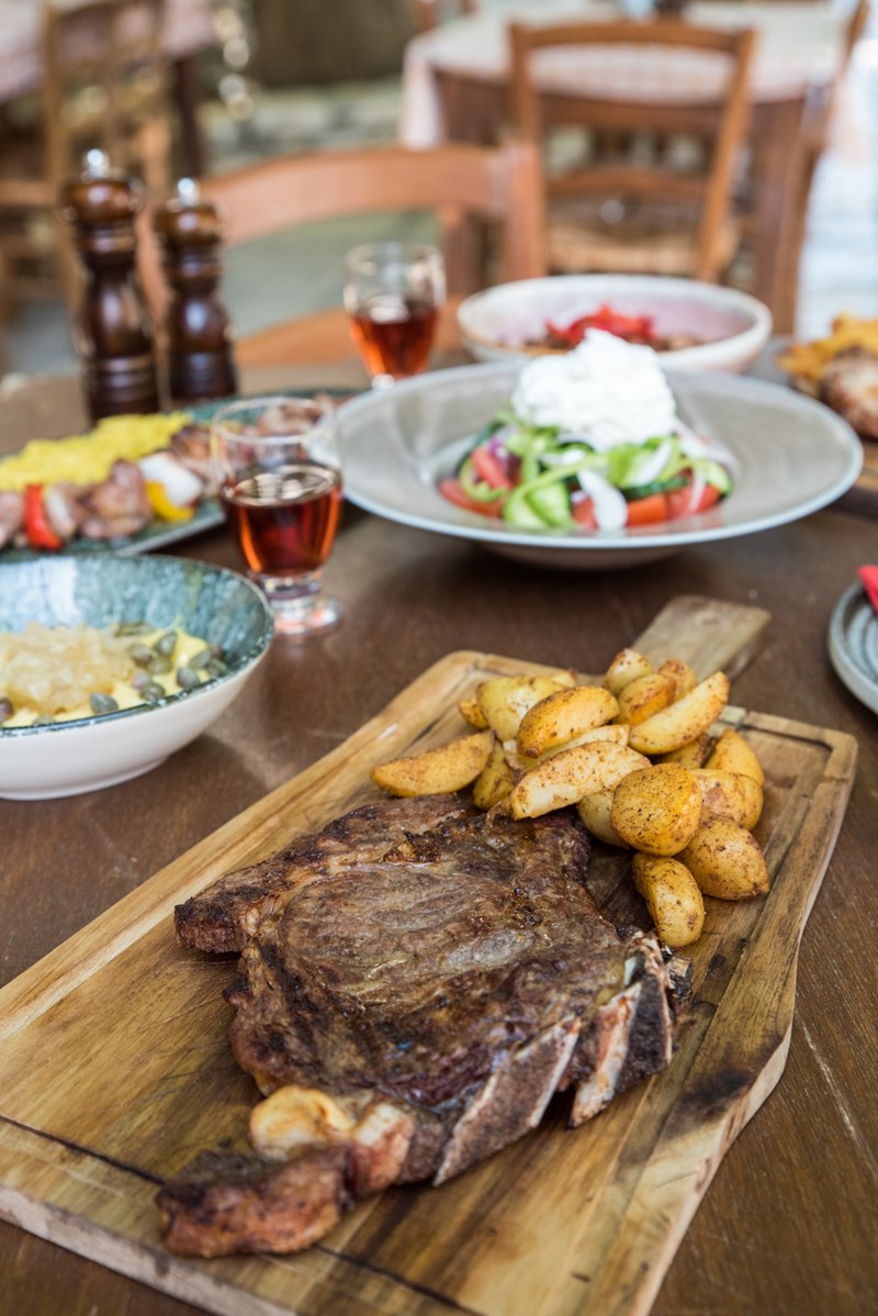 Η ταβέρνα Πλάτανος στην Απείρανθο της Νάξου 7