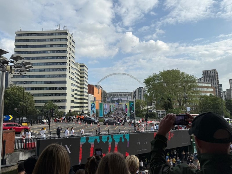 Όψη του Wembley λιγο πριν τη συναυλία των Oasis