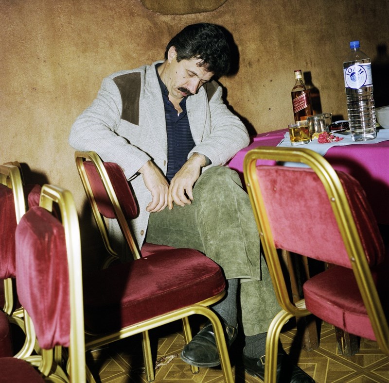 ΣΚΗΝΗ ΣΕ ΜΠΟΥΖΟΥΚΙΑ