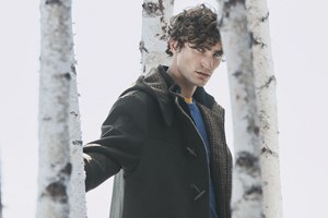 Τεράστιες γούνες, μαλλιά σαμουράι και ελαφρύ make up στην αντρική εβδομάδα μόδας του Μιλάνου - εικόνα 1