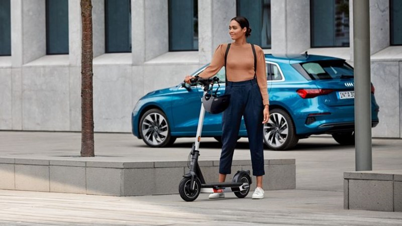 ΗΛΕΚΤΡΙΚΟ ΠΑΤΙΝΙ AUDI 1