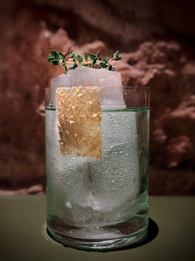 ΤΖΙΝ ΤΟΝΙΚ ΣΤΟ ΜΠΑΡ MOCKINGBIRD'S ΣΤΟ ΧΑΛΑΝΔΡΙ