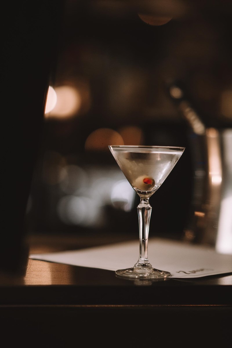 ΑΘΗΝΑΪΚΗ ΜΠΑΡ ΣΚΗΝΗ 1