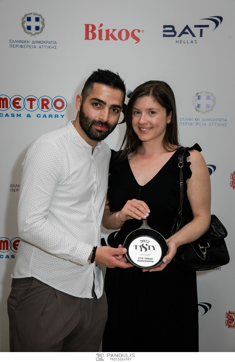 Χρήστος Ρήγας και Ίβα Ντίλο, με το βραβείο της κατηγορίας Fine Dining για το εστιατόριο CTC Urban Gastronomy