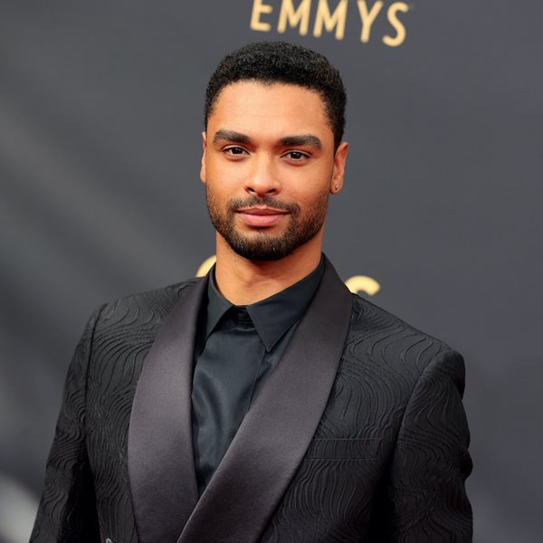 Μόλις ακούσαμε τον Rege-Jean Page να τραγουδά στα ελληνικά