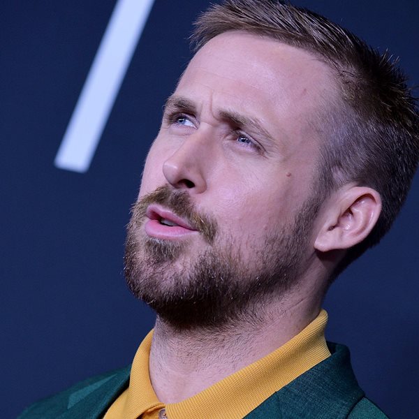 Ο Ryan Gosling πέτυχε έναν από τους πιο τολμηρούς χρωματικούς συνδυασμούς σε κοστούμι
