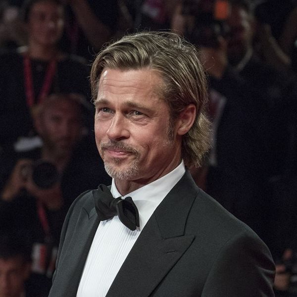 Ο Brad Pitt επιμένει κλασικά στο κόκκινο χαλί και βγαίνει νικητής