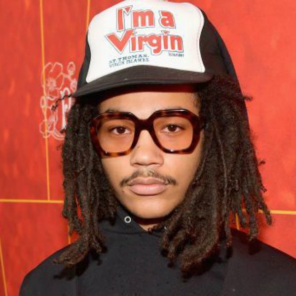 Influencer δεν κάνει influencing. Τρώει μήνυση. Φτιάχνει την τέλεια ιστορία για φέτος