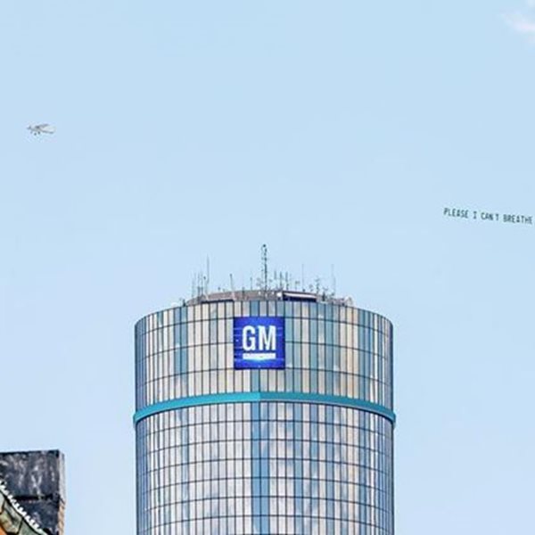 Ο ουρανός της Νέας Υόρκης γέμισε με τα τελευταία λόγια του George Floyd