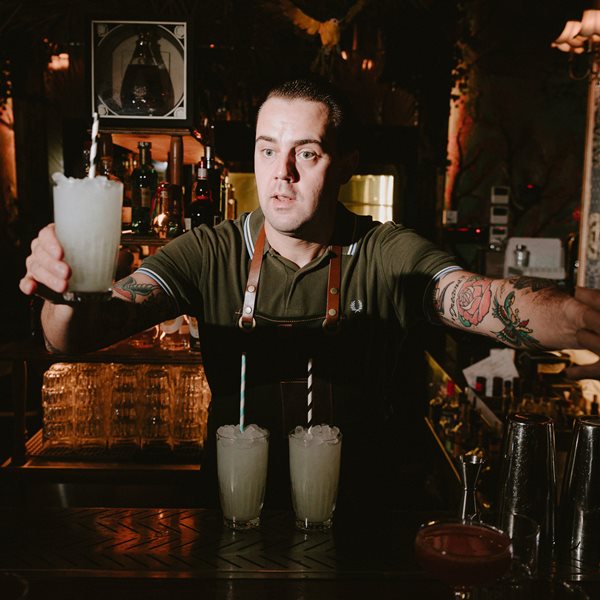 Ο Simone Caporale πιστεύει ότι τα μπαρ μπορούν να σώσουν τον κόσμο