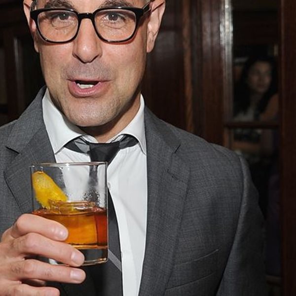 Ο Stanley Tucci φτιάχνει γιορτινά cocktails με τους Emily Blunt και John Krasinski