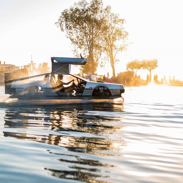 Γιατί να αγοράσεις σκάφος όταν μπορείς να αποκτήσεις ένα DeLorean Hovercraft;