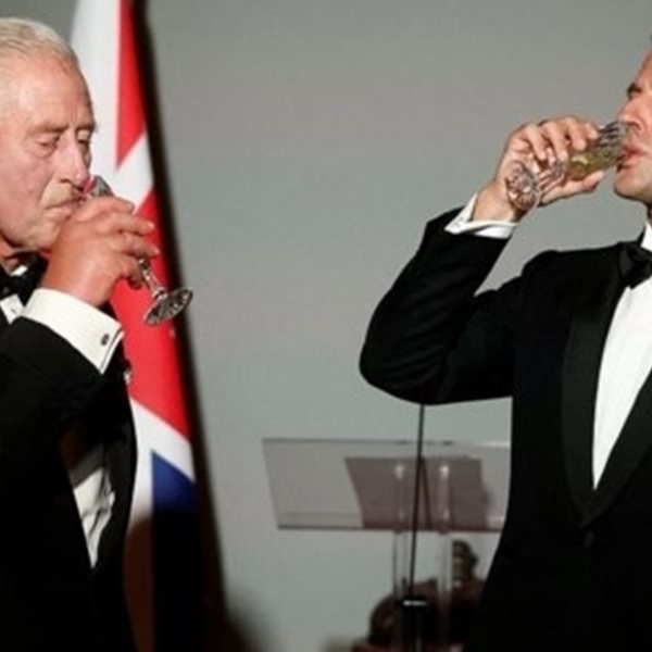 Ένας μπλε αστακός και ακριβά κρασιά για τον Κάρολο κόστισαν στον Macron 475.000 ευρώ και ένα μίνι σκάνδαλο