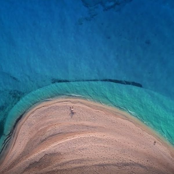 Η μαγευτική παραλία στο σποτ της καμπάνιας τουρισμού