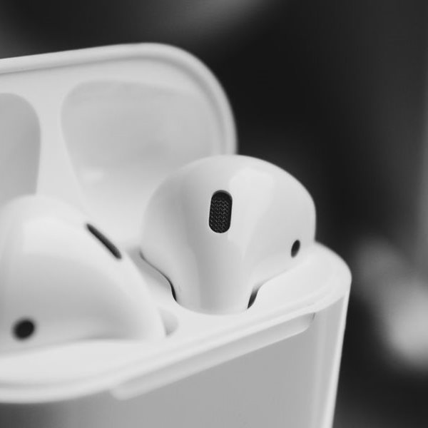 Η Apple θα λανσάρει φθηνότερα AirPods