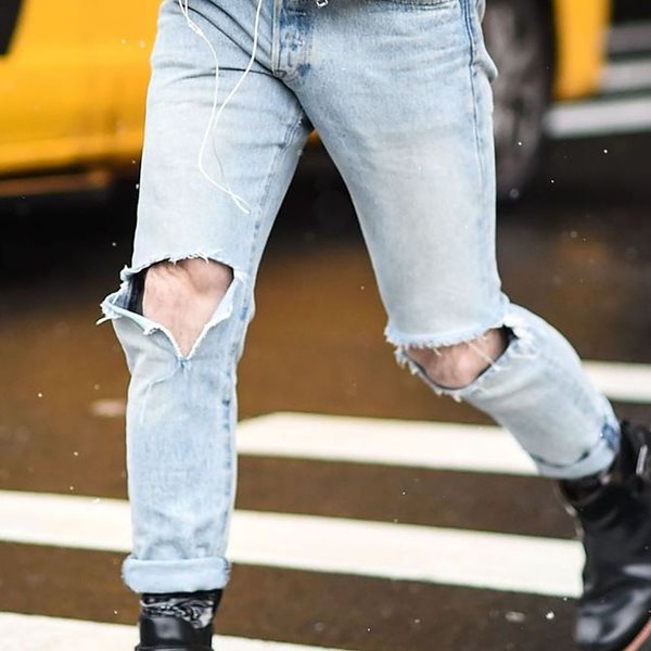 Τα τζην παντελόνια με σκισίματα είναι πλέον ξεπερασμένα