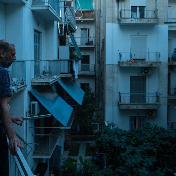 'Το Σπίτι' του Δημήτρη Καραντζά ανοίγει τη θεατρική σεζόν στη Στέγη