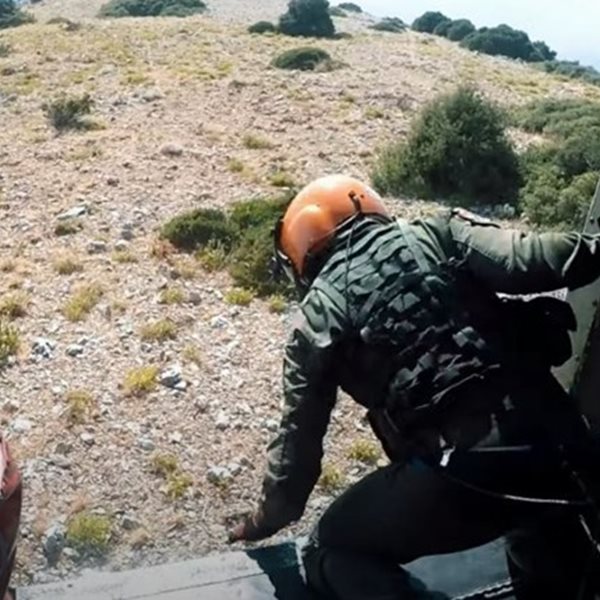 Πώς η πυροσβεστική ομάδα helitack προσεγγίζει δύσβατα σημεία