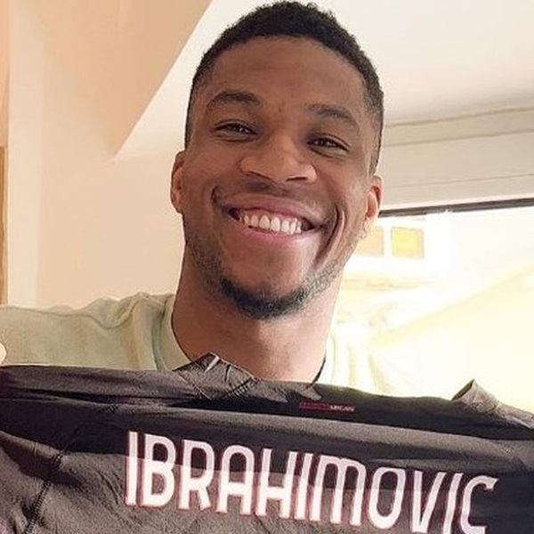 Και ξαφνικά ο Αντετοκούνμπο έλαβε τη φανέλα του Ibrahimovic
