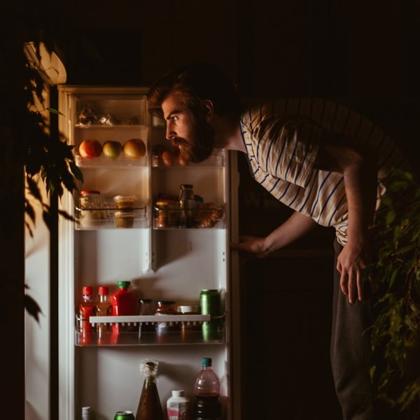 Γιατί μας πιάνουν λιγούρες το βράδυ