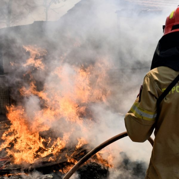 10 συγκλονιστικές φωτογραφίες από τις πυρκαγιές σε Αττική και Λουτράκι