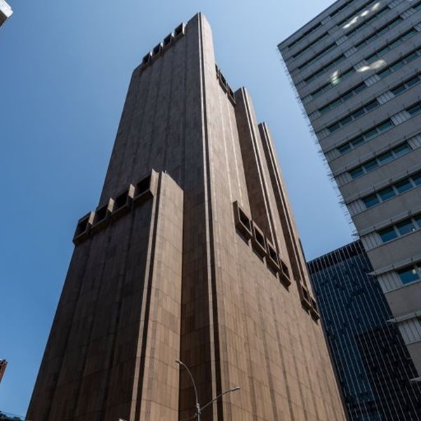 Ένας μυστηριώδης ουρανοξύστης στη Νέα Υόρκη δεν έχει παράθυρα