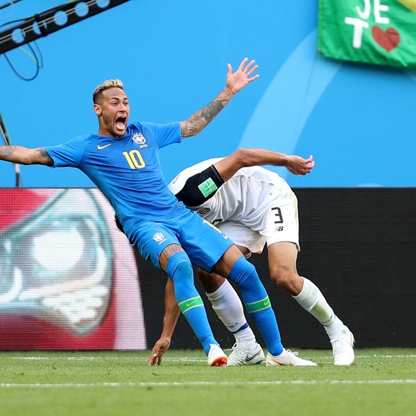 14 λεπτά ξαπλωμένος στο χορτάρι έχει περάσει στα γήπεδα της Ρωσίας o Neymar