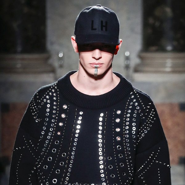 Η ροκ εκδοχή του κλασικού total black look