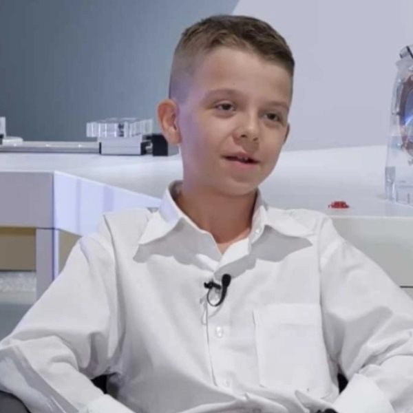 Γιατί όλοι θαυμάζουν τα γεμάτα συντηρητισμό λόγια ενός λαμπρού 13χρονου Έλληνα