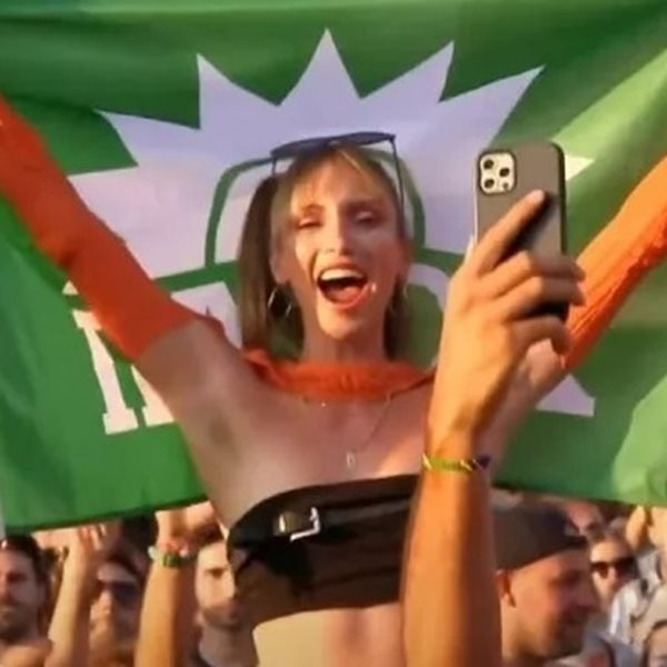 Σε άλλα νέα, ο ήλιος του ΠΑΣΟΚ ανέτειλε στο Tomorrowland του Βελγίου