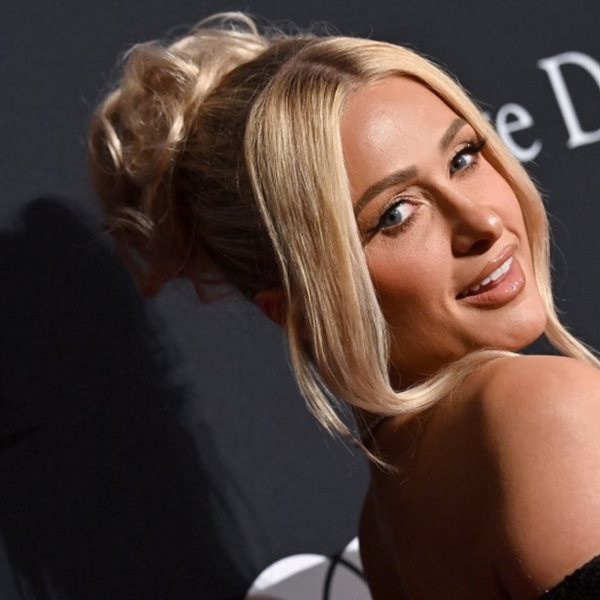 Σαν άλλη Barbie, η Paris Hilton κάνει διακοπές στην Ελλάδα φορώντας το ροζ μπικίνι της