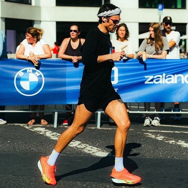 Με αυτά τα παπούτσια έκανε ρεκόρ ο Harry Styles στον μαραθώνιο του Βερολίνου