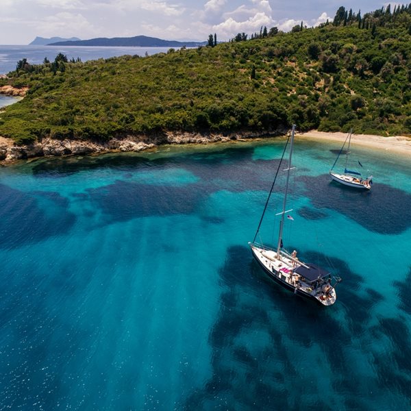 Το απομονωμένο ελληνικό νησί που λατρεύουν οι ισχυρότεροι άνθρωποι του πλανήτη