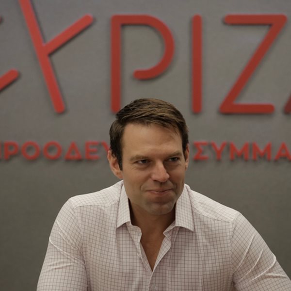 H οικογενειακή φωτογραφία των στελεχών του ΣΥΡΙΖΑ στις Σπέτσες περνά τα δικά της μηνύματα