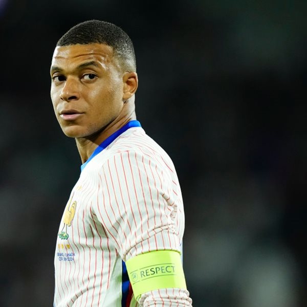 Σε άλλα νέα, ο πατέρας του Kylian Mbappé αγόρασε 100 φανέλες με το όνομα του γιου του
