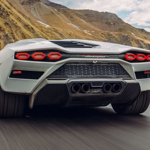 Οδηγώντας την αναγεννημένη Lambοrghini Countach