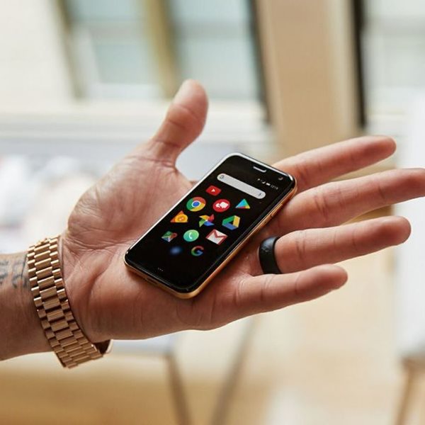 Αυτό είναι το πιο μικροσκοπικό smartphone στον κόσμο