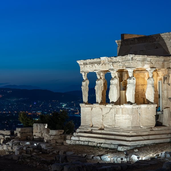 Το νέο φως που λούζει την Ακρόπολη σε φωτογραφίες