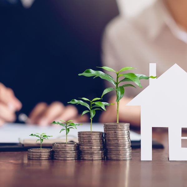 Ακίνητα vs. τραπεζικές καταθέσεις: Τι συμφέρει περισσότερο