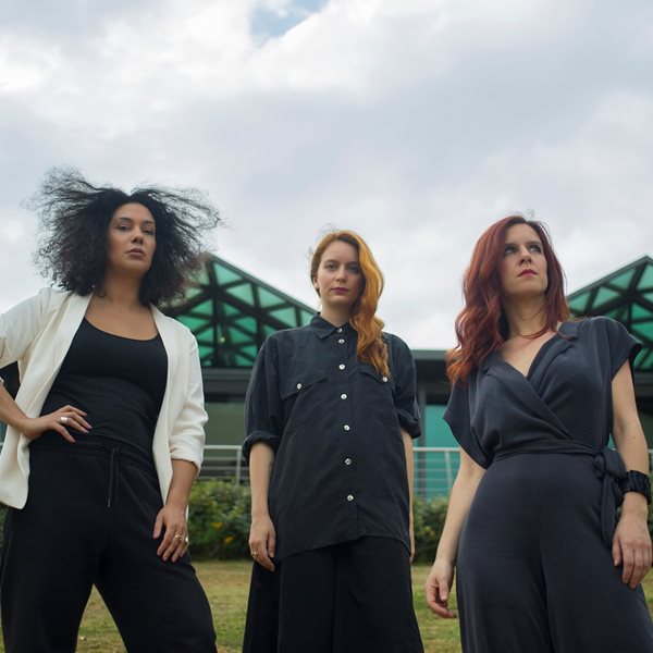 Η Nalyssa Green, η Sugahspank! και η Lou is δεν θα πουν ποτέ "αντίο" στον Leonard Cohen