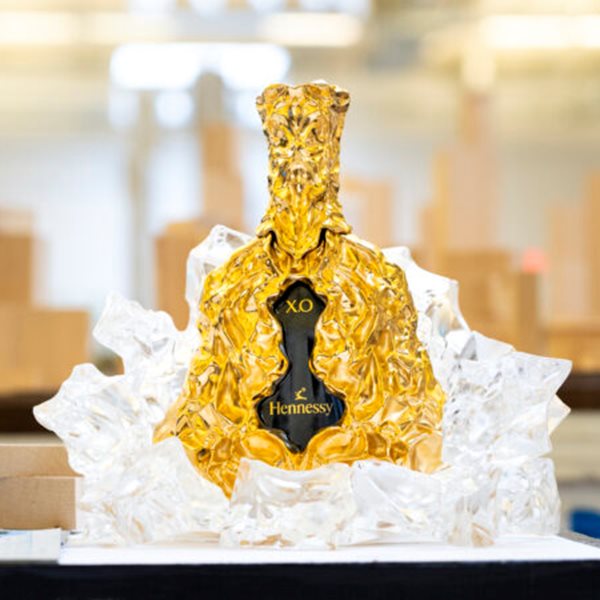 Μία τσαλακωμένη, χρυσή φιάλη για ένα ιστορικό κονιάκ