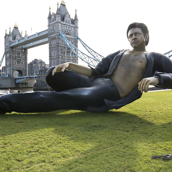 Στο Λονδίνο μόλις έστησαν ένα τεράστιο άγαλμα του Jeff Goldblum