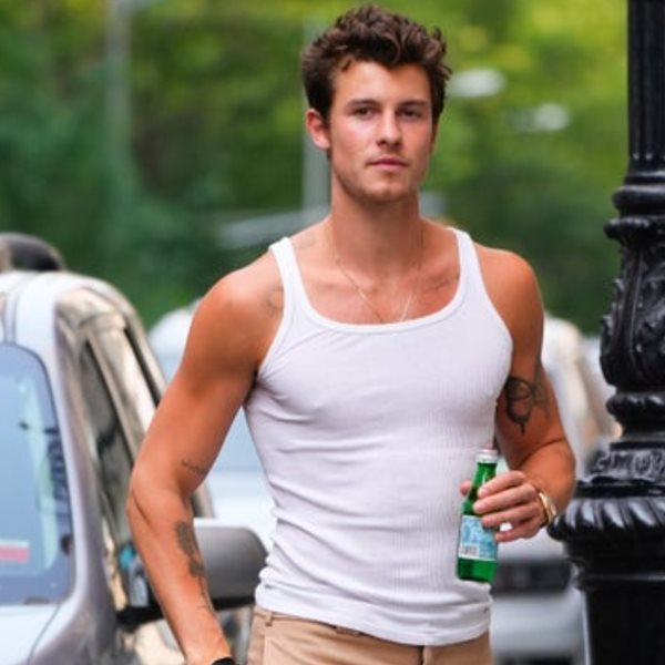 Στιλάτος με απλό φανελάκι αυτό το καλοκαίρι