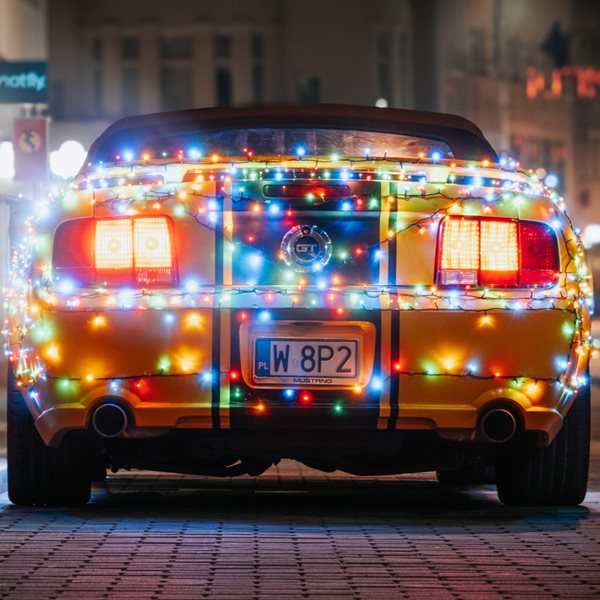 Χριστουγεννιάτικα λαμπάκια στο αυτοκίνητο: είναι παράνομα ή όχι στην Ελλάδα;