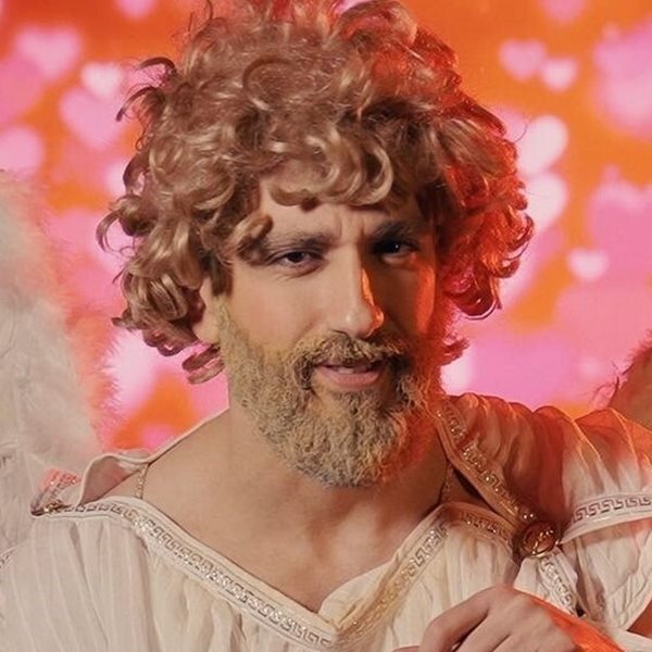 Συνέντευξη με τον έρωτα: Ο Διονύσης Ατζαράκης έφτιαξε το απόλυτο βίντεο για τον Άγιο Βαλεντίνο