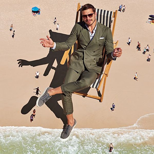 Sneakers με κοστούμι για smart casual καλοκαιρινό στυλ